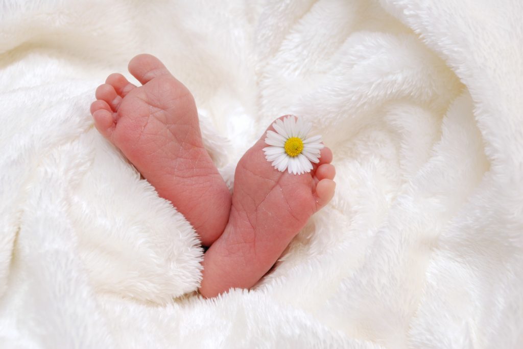 babys-feet-in-blanket-with-daisy