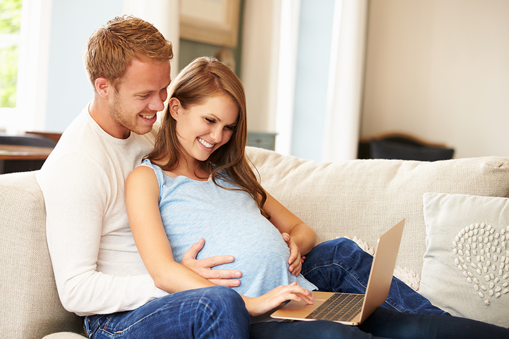 pregnant-couple-using-laptop